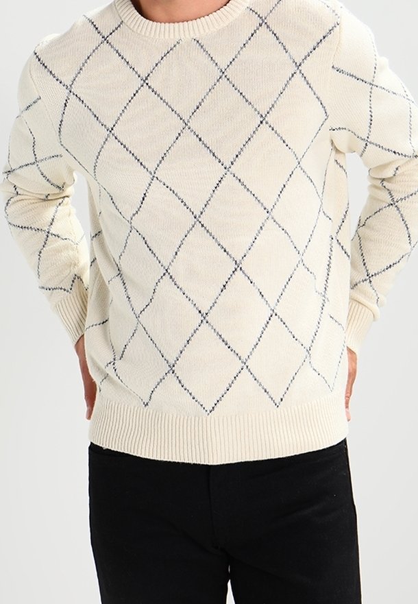 Maglione crema con motivo a diamante blu navy, polsini e orlo a coste, realizzato in materiale a maglia spessa, scollatura rotonda.