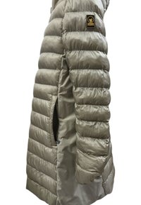 Opgeblazen grijze donzen jas met een getailleerd ontwerp, voorzien van horizontale stiknaden, zijzakken en een logopatch op de bovenarm.