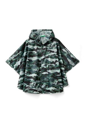 Poncho przeciwdeszczowy moro w kolorze czarno-zielonym, o luźnym, prostokątnym kroju z kapturem. Wykonany z wodoodpornego materiału o błyszczącym wykończeniu.