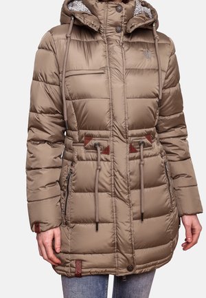 Veste matelassée couleur taupe avec capuche, cordons à la taille et à la capuche, poches latérales zippées et fermeture par boutons, portée par une personne.