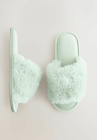 Mintgroene slippers met een zachte nepbonten bovenkant en een zachte voering. Voorzien van een open teen ontwerp en een gewatteerde zool voor comfort.