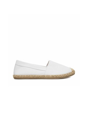 Biała espadryla na płótnie z podeszwą owiniętą jutą i zaokrąglonym noskiem, wsuwana, prezentowana na białym tle.