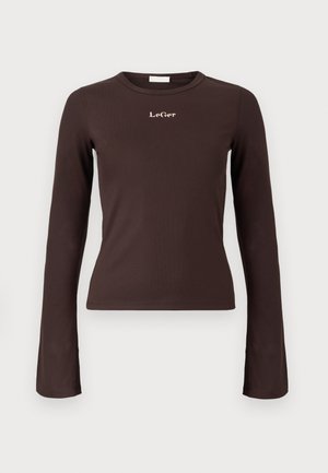 Bluza maro cu mâneci lungi, cu model în dungi și decolteu rotund, având un mic logo brodat roz pe piept. Textură moale și croială mulată.