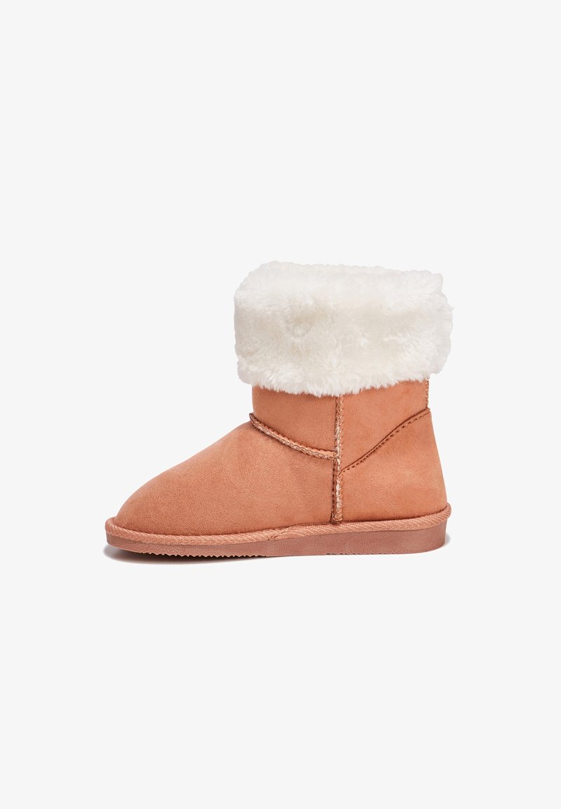 Botas de tobillo de ante color tostado con un puño de piel de oveja blanca suave, punta redondeada y detalles de costura a lo largo de las costuras y la base.