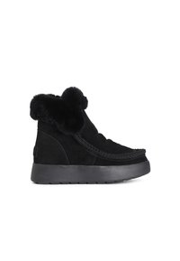 Botines de ante negro con un borde de piel, costuras texturizadas y una suela plana de goma negra. Diseño elegante y moderno sin adornos.