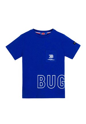 Maglietta blu a maniche corte con tasca frontale, logo bianco "EB" e silhouette di un'auto sulla tasca, e grande scritta bianca "BUG" vicino all'orlo.