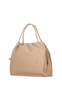 Lichtbruine lederen totebag met een zachte textuur, ronde vorm en gathered bovenkant. Beschikt over twee handvatten en een ritsdetail aan één kant.