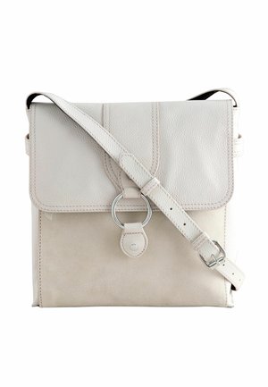 Licht beige crossbodytas met een klep van korrelig leer, een suède body, zilveren ringklink en verstelbare band met gesp.