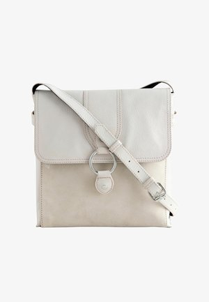 Geantă crossbody bej deschis cu clapetă din piele granulată, corp din piele întoarsă, închizătoare cu inel argintiu și curea reglabilă cu cataramă.