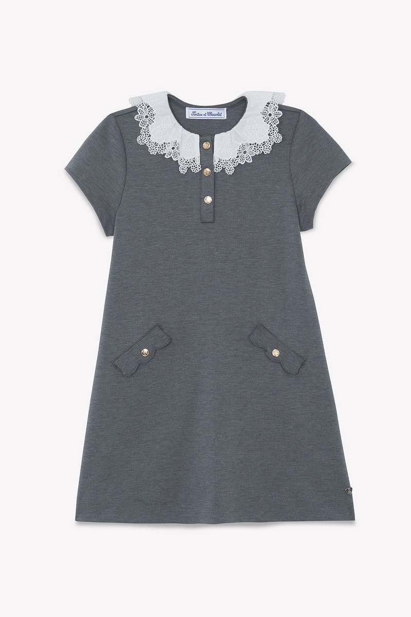 Robe en coton grise avec un col en dentelle blanche, manches courtes, trois boutons dorés et poches scallopées avec des accents de bouton.