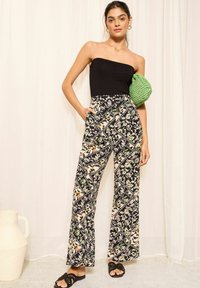 Friends Like These WIDE TEXTURED - Kelnės - black floral