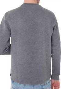 Graues Langarmshirt mit strukturiertem Strickmuster, Rundhalsausschnitt und minimalistischem Design. Verfügt über ein seitliches Etikett und eng anliegende Bündchen.