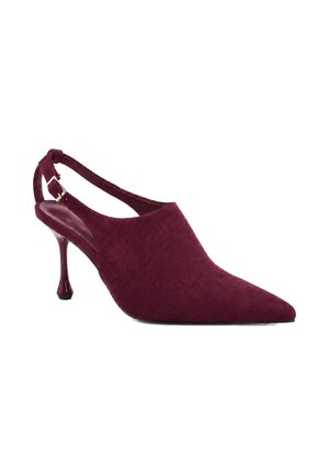 Bordowe zamszowe damskie czółenka typu slingback na wysokim obcasie, z cienkim zakrzywionym obcasem i paskiem z klamrą na białym tle.