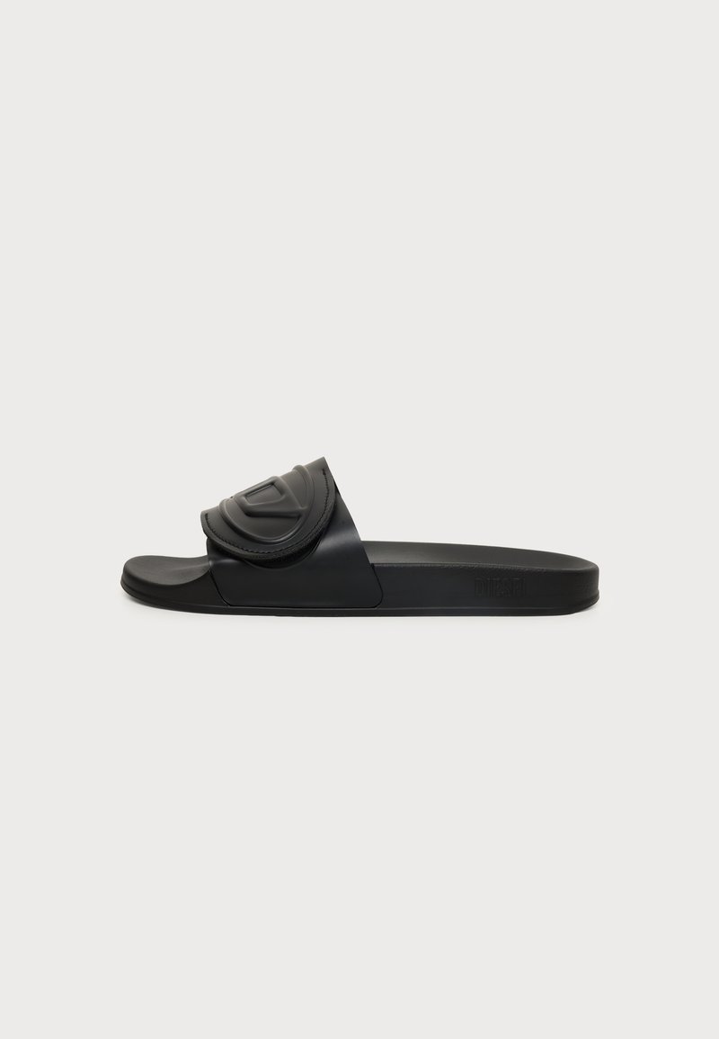 Μαύρο σανδάλι τύπου slip-on με φαρδιά ρυθμιζόμενη λωρίδα που διαθέτει ανάγλυφο λογότυπο, επίπεδη σόλα και ανοιχτή μύτη.