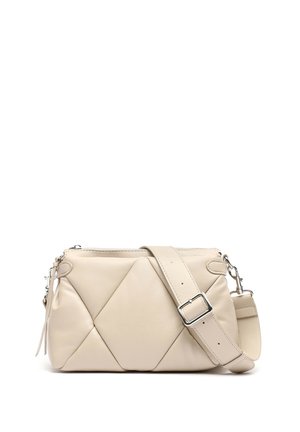 Bolso bandolera de cuero beige con patrón acolchado de diamantes, correa ajustable con hebilla plateada y cierre superior con cremallera.