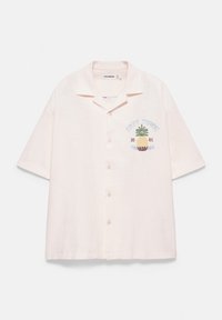 Chemise rose pâle à manches courtes avec col et boutons, brodée d’un ananas et de "Cape Town 1991" sur la poitrine gauche.