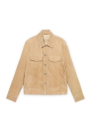 Béžová semišová bunda s knoflíkovou přední částí, dvěma klopovými kapsami na prsou, bočními kapsami a klasickým límečkem, položena na plochu na bílém pozadí.