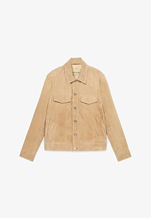 Béžová semišová bunda s knoflíkovou přední částí, dvěma klopovými kapsami na prsou, bočními kapsami a klasickým límečkem, položena na plochu na bílém pozadí.
