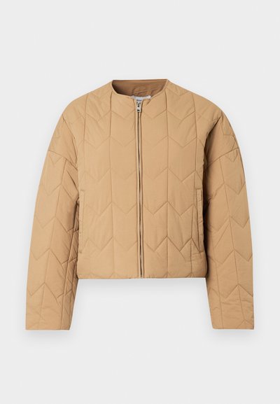 Giacca imbottita beige con colletto alto, zip frontale full e maniche lunghe. Presenta un motivo geometrico a rombi su tutto il tessuto.