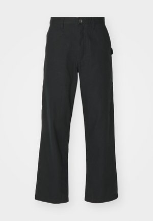 Pantalones de pierna ancha negros, hechos de tela ligera, con cierre de botón, bolsillos frontales y una textura suave.