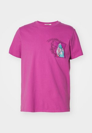 T-shirt à manches courtes et col rond en coton rose vif, présentant un imprimé graphique sur la partie gauche de la poitrine avec des détails et des couleurs complexes.