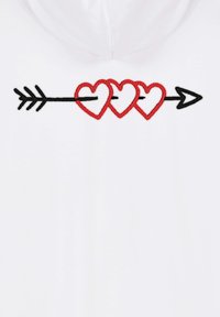 Un sweat à capuche blanc avec un design brodé de trois cœurs rouges entrelacés avec une flèche noire. Le design est situé au centre et est bien visible.