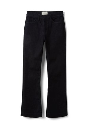 Schwarze Jeans mit geradem Bein, Fronttaschen, Gürtelschlaufen und einem weißen Bundetikett mit der Aufschrift "Stefanel" auf weißem Hintergrund.