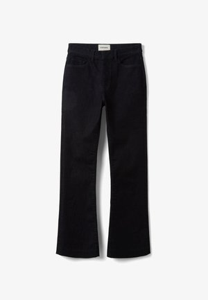 Schwarze Jeans mit geradem Bein, Fronttaschen, Gürtelschlaufen und einem weißen Bundetikett mit der Aufschrift "Stefanel" auf weißem Hintergrund.