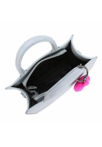 Borsa grigia realizzata in materiale testurizzato. Presenta due manici, un comparto con cerniera e un charm rosa attaccato a un anello d'argento.