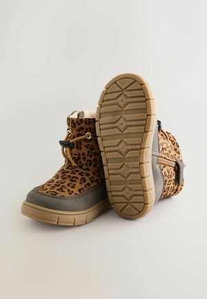 Ankelové boty s leopardím potiskem a šedými semišovými akcenty, gumová podrážka a dekorativní postranní zip. Měkká podšívka pro větší pohodlí.