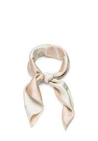Zijden sjaal met een gladde textuur, gekenmerkt door zachte pastelkleuren in een golfpatroon. Vastgebonden in een knoop, met vloeiende uiteinden.
