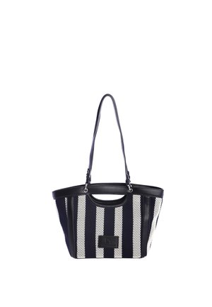 Bolso de mano a rayas en blanco y negro con textura perforada, ribete de cuero negro y asas largas para el hombro.