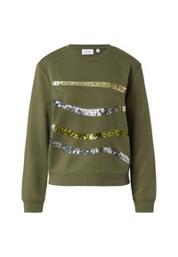 Bluza oliwkowa wykonana z miękkiej tkaniny, z poziomymi liniami cekinów w kolorze złotym, srebrnym i zielonym na przodzie. Okrągły dekolt i ściągacze przy rękawach.