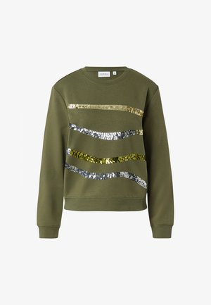 Bluza oliwkowa wykonana z miękkiej tkaniny, z poziomymi liniami cekinów w kolorze złotym, srebrnym i zielonym na przodzie. Okrągły dekolt i ściągacze przy rękawach.