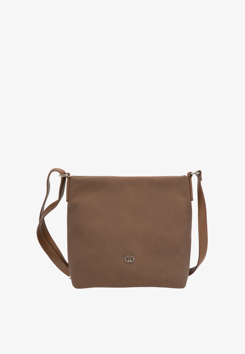 Hnědá crossbody taška s nastavitelným popruhem a malým stříbrným klipem na přední straně, vyrobená z texturovaného materiálu.