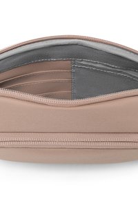 Custodia con esterno in morbido tessuto beige, con interno grigio foderato e diverse tasche per carte, chiusa da una cerniera lungo il bordo superiore.