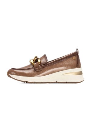 Zapato de piel marrón tipo slip-on con un acento decorativo dorado en el empeine, parte superior texturizada y una suela de cuña blanca y dorada en contraste.