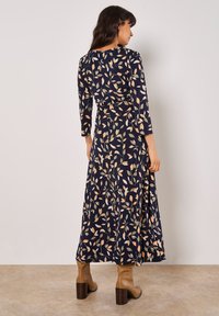 Apricot LEAF PRINT WRAP - Jerseyklänning - navy