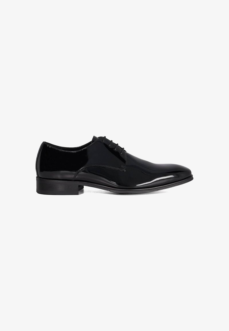Chaussure habillée pour homme en cuir verni noir, à lacets fermés, talon bas et finition brillante sur fond blanc.