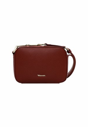 Borsa rettangolare in pelle rossa con superficie texturizzata, hardware color oro, manico corto e tracolla lunga removibile.