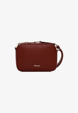 Bolso rectangular de cuero rojo con superficie texturizada, herrajes en tono dorado, un asa corta y correa larga desmontable.