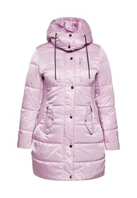 Jachetă pufos roze deschis cu glugă, cusături verticale, două buzunare cu fermoar și nasturi negri. Textură netedă, lucioasă.