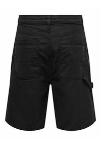 Zwarte denim shorts met een rechte snit, voorzien van twee achterzakken en een zijzak. De stof heeft een gladde textuur en minimale stikdetails.