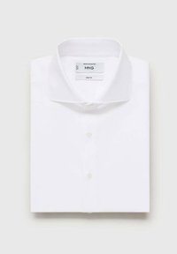 Camicia bianca slim-fit con colletto a punta, maniche lunghe e patta centrale con bottoni; tessuto di cotone liscio. Etichetta del marchio visibile.