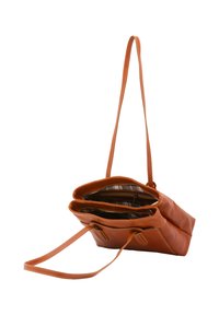 Bruine leren totebag met verstelbare schouderband, voorzien van meerdere compartimenten, zichtbare stiksels en een geblokt stoffen interieur.