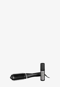 Hårstylingverktyg med en cylindrisk, texturerad svart barrel och mjuka borst; inkluderar en grå knapp. Följd av en silverfärgad serumflaska.