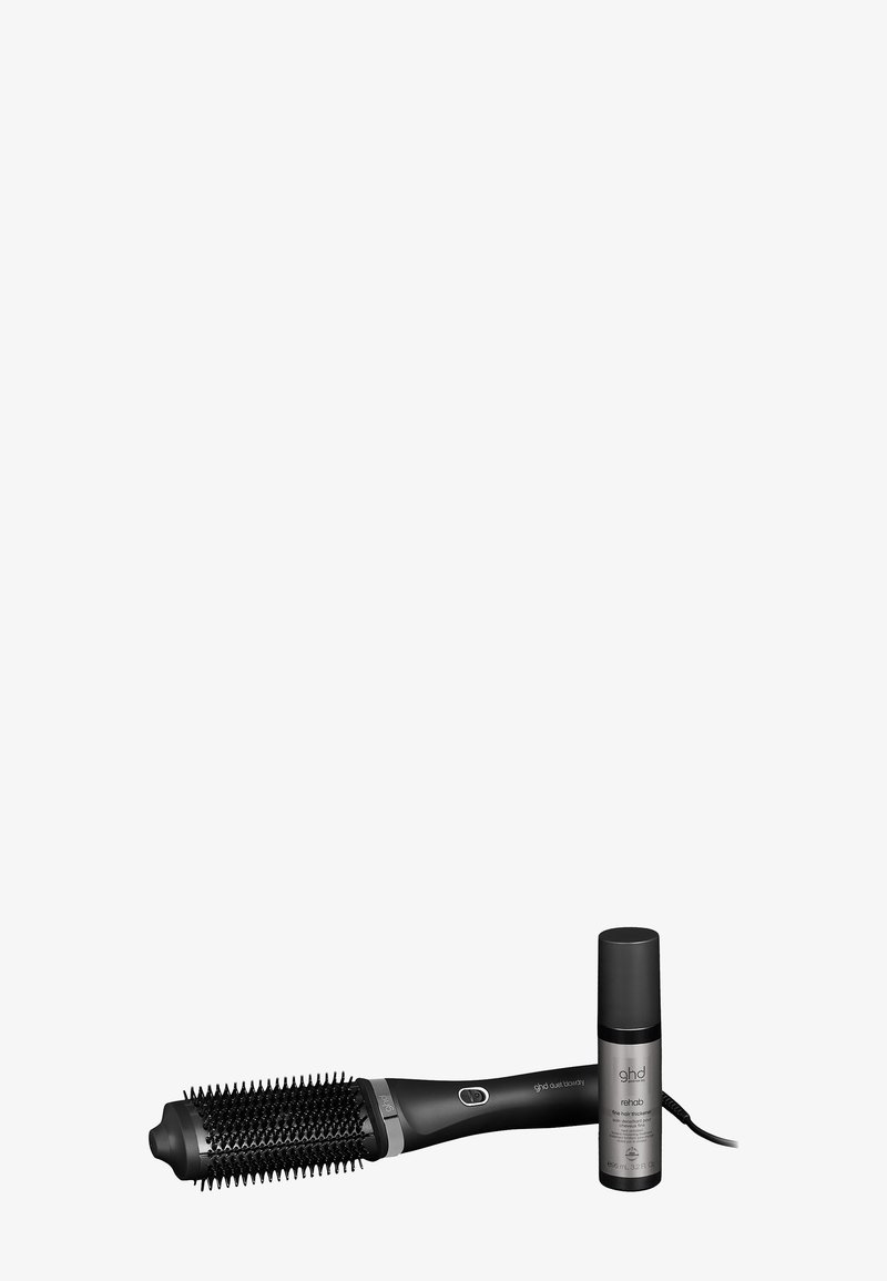 Hårstylingverktyg med en cylindrisk, texturerad svart barrel och mjuka borst; inkluderar en grå knapp. Följd av en silverfärgad serumflaska.