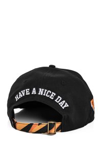 Cappello di cotone nero con ricamo bianco con la scritta "HAVE A NICE DAY" sul retro. Cinghia regolabile con motivo a strisce di tigre arancioni e nere.