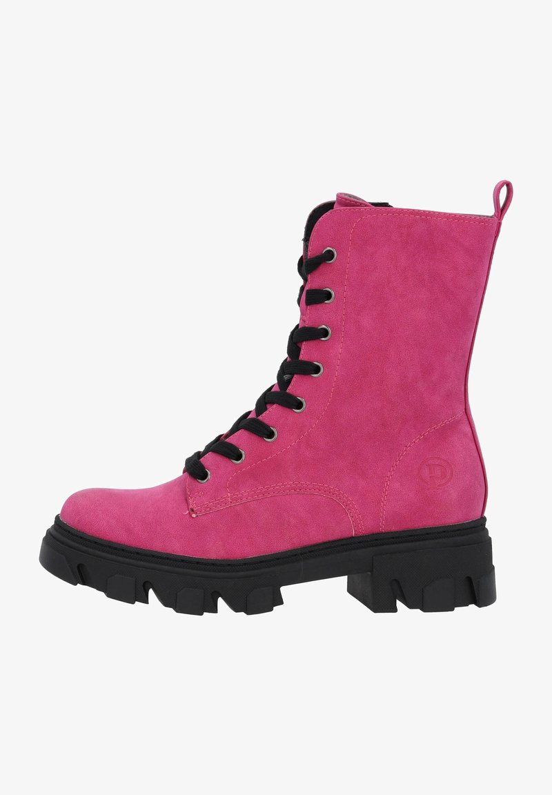 Bottines à lacets en daim rose avec lacets noirs, tige texturée, semelle en caoutchouc noire épaisse et logo embossé sur le côté.
