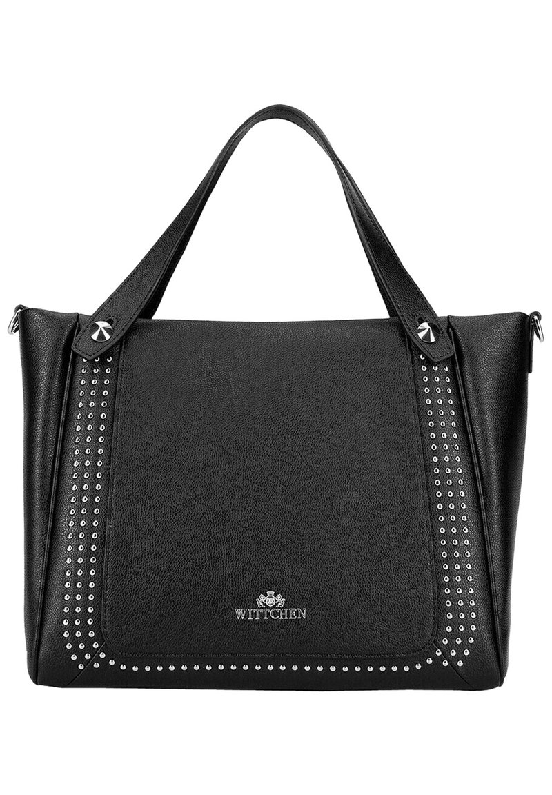 Svart handväska i syntetläder med en slät yta, silverfärgade nitar längs sidan och en dragkedja på toppen. Har dubbla handtag för bärande.